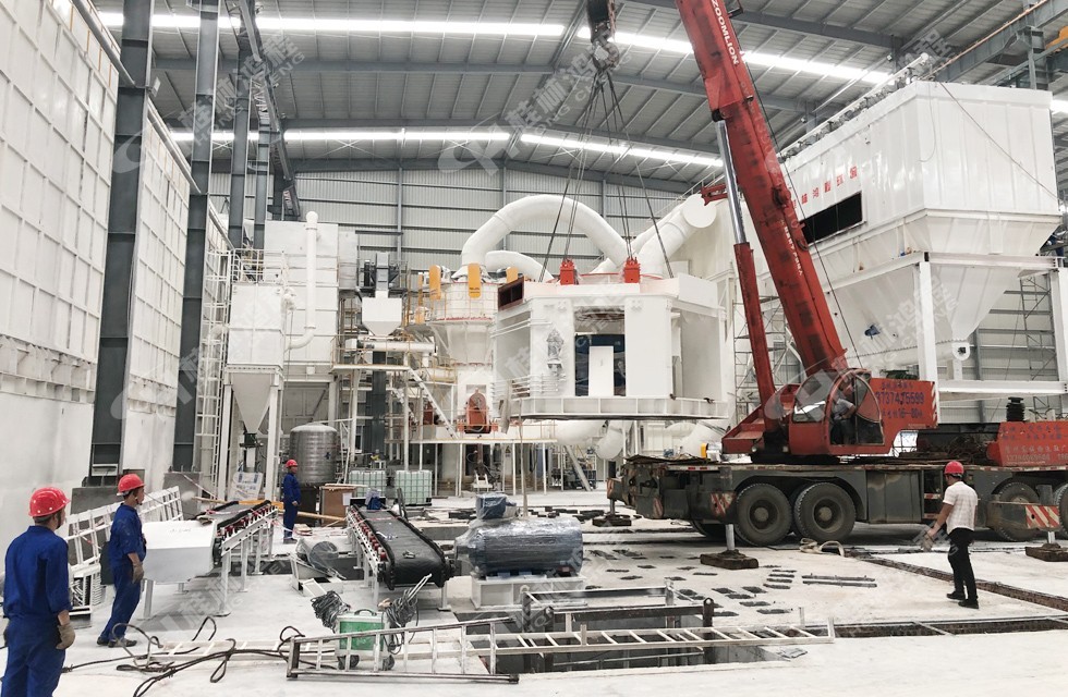 桂林鴻程兩條HLMX1300超細立磨生產線有序安裝中