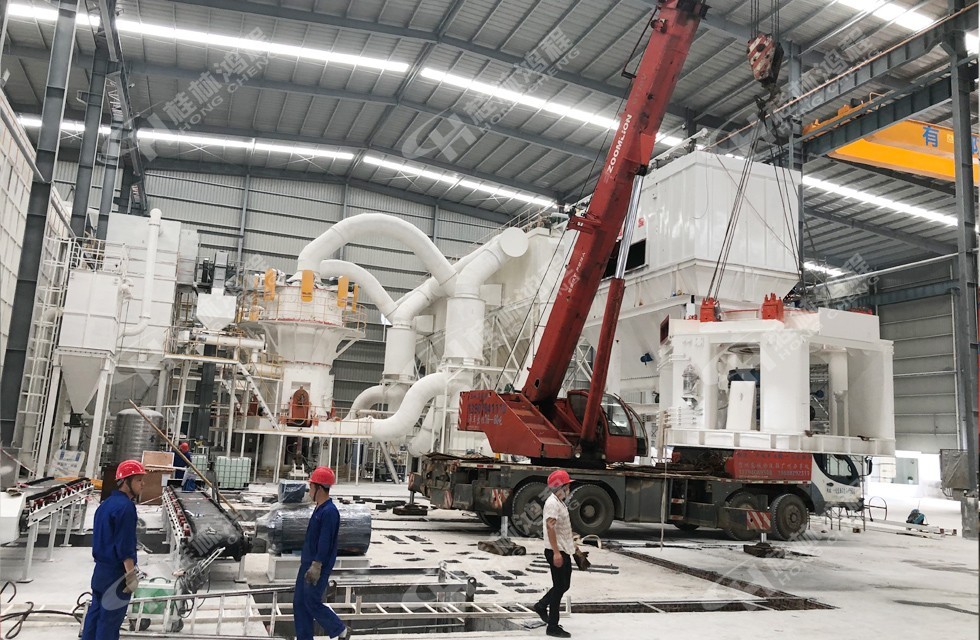 桂林鴻程兩條HLMX1300超細立磨生產線有序安裝中