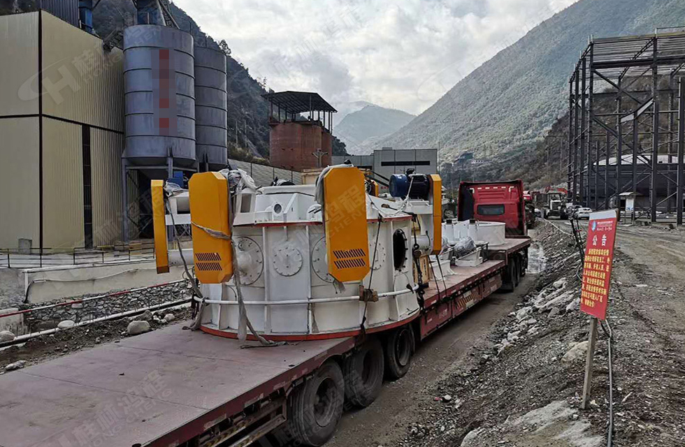 桂林鴻程董事長容棟國、總經(jīng)理林總親臨磨機(jī)安裝現(xiàn)場指導(dǎo)工作