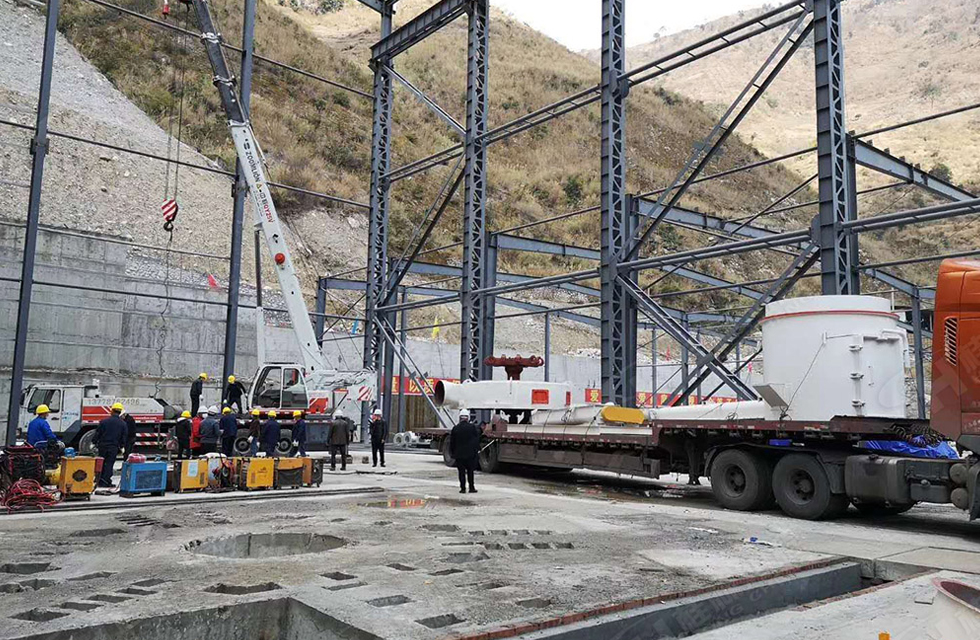 桂林鴻程董事長容棟國、總經(jīng)理林總親臨磨機(jī)安裝現(xiàn)場指導(dǎo)工作